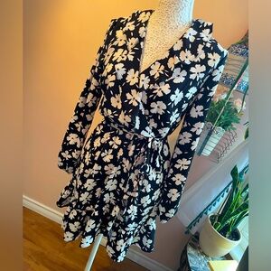 Black & White All Over Floral Print Dynamite Mini Dress Small